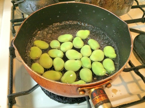 そら豆の茹で始め