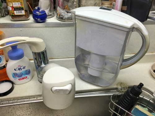 浄水ポットと蛇口