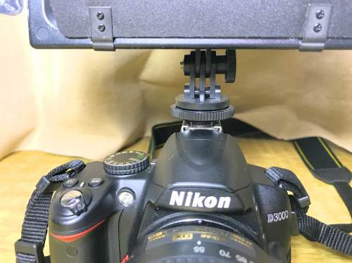ビデオライトをストロボのホットシューに取り付けたところ