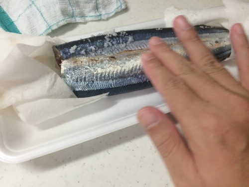 サンマの表面にみりんを薄めたものを塗る