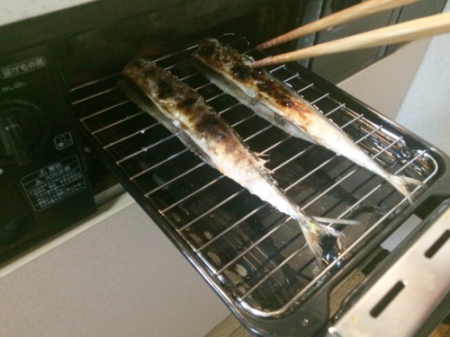 サンマの裏面を４分焼く