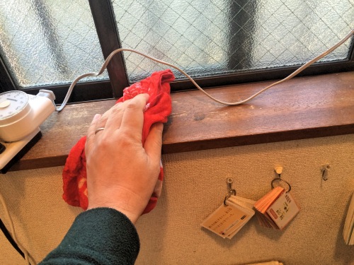 窓枠を拭き掃除