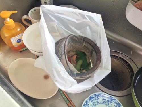 生ゴミ処理袋に排水溝の生ゴミ入れを入れた