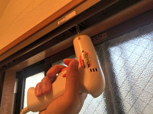 上の窓枠をネジ止め