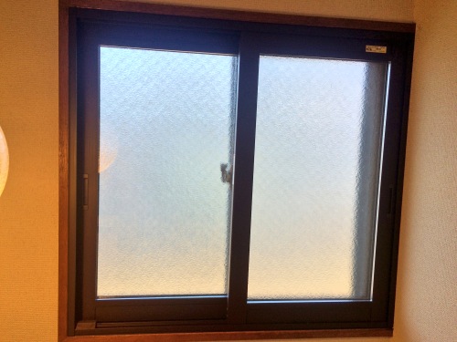 インプラスを階段の窓に取り付けた