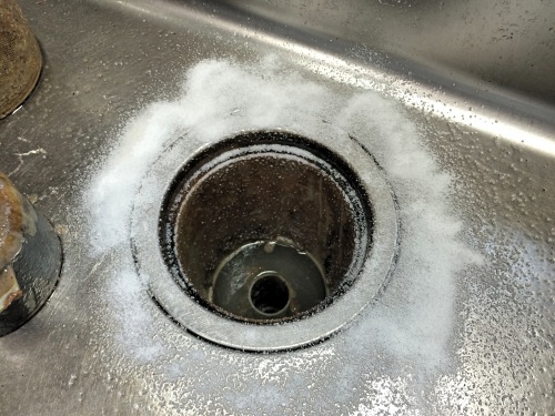 排水口を酸素系漂白剤で綺麗にする