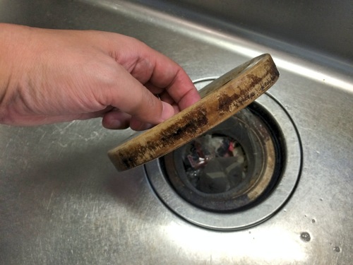 排水口の汚れたフタ