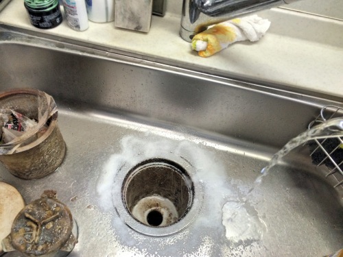 排水口にまいた漂白剤をお湯で流し込む