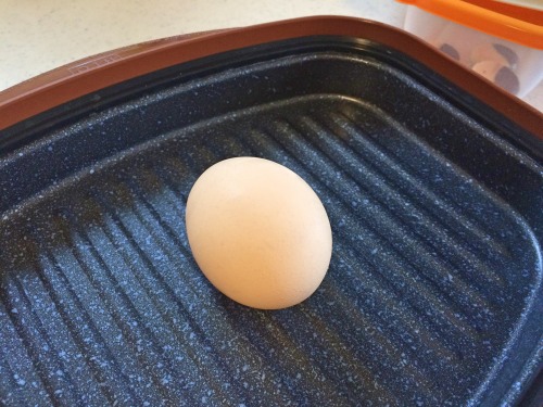 電子レンジ調理器でゆで卵を作る