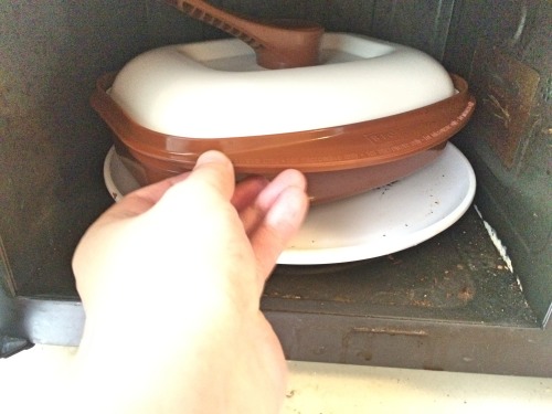電子レンジ調理器にフタをして入れる