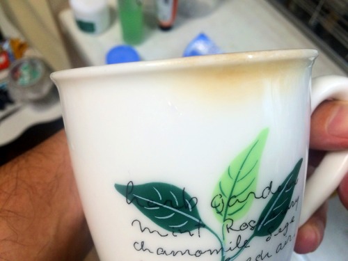 カップの飲み口も茶色に