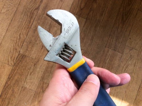 モンキーレンチ