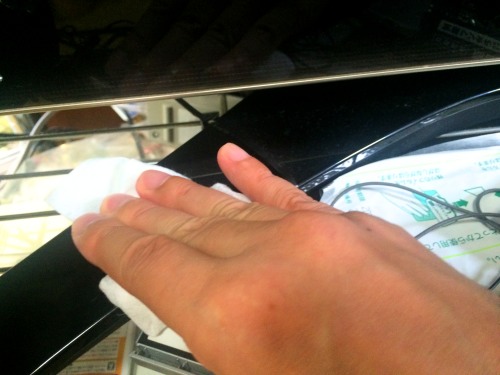 液晶テレビの台座を激落ちシートできれいにする