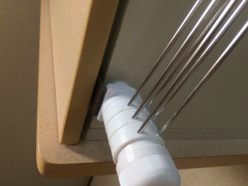 ふきん掛けを付けても、吊り棚のとびらは問題なく閉まる