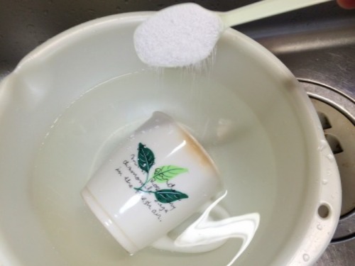 大きめのボールに入れて漂白剤を入れる