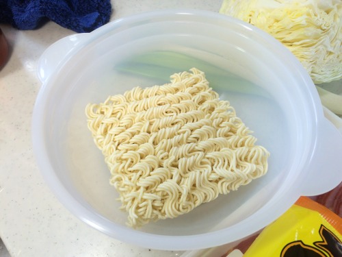 袋麺はそのまま器に入れる。