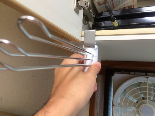 吊り棚にふきん掛けをとりつけてみました。