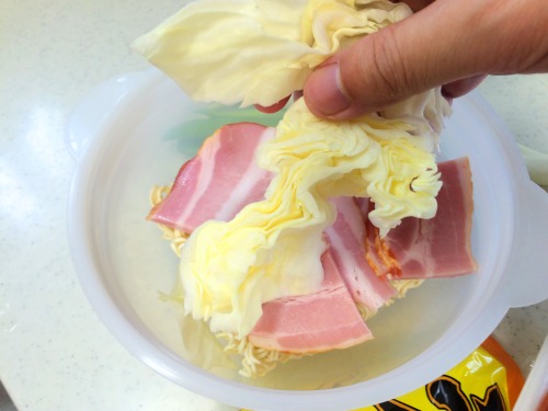 切ったキャベツの麺の上に並べる