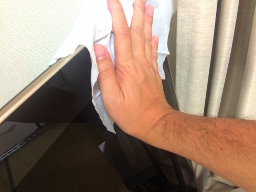 液晶画面だけでは有り余るので、テレビ全体を拭いてみた