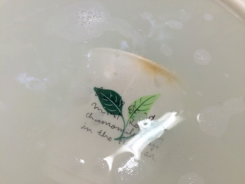 酸素系漂白剤に浸かったカップ