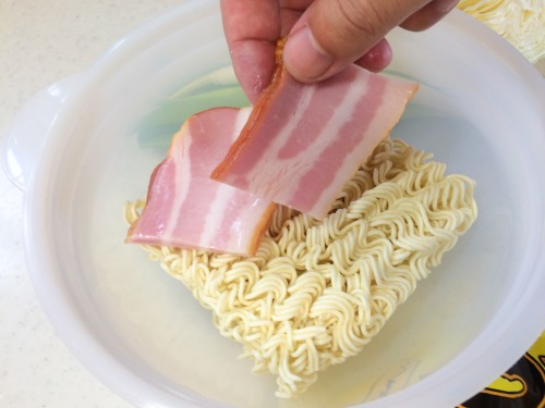 ベーコンを麺の上に並べる