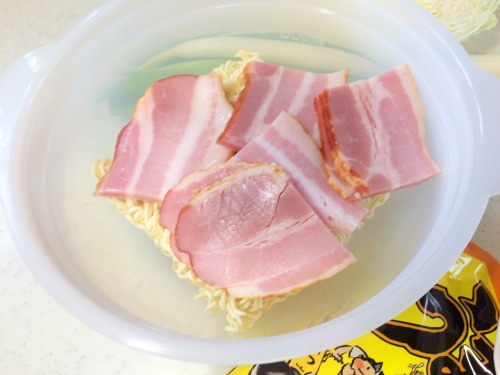 ベーコンを麺の上に並べ終わったところ