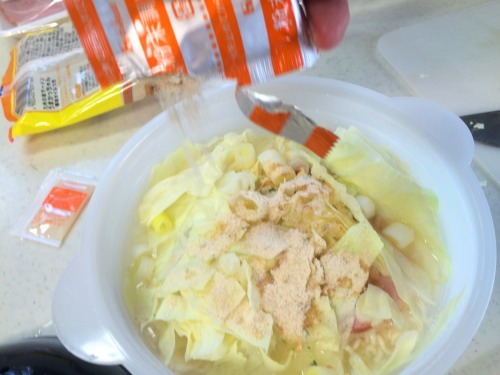 うまかっちゃんスープの素を入れる