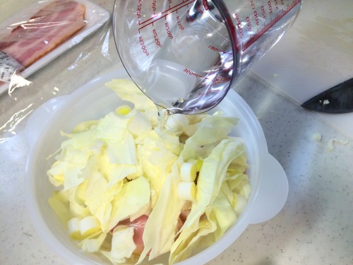 麺に水を入れる