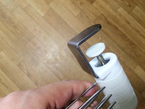 吊り棚に取り付けられるふきん掛け