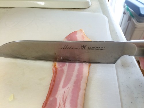 次にベーコンを切っていれます。