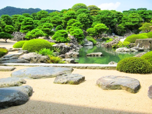 足立美術館の池は木々の緑が映るように計算されているのか