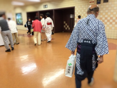 大相撲チケットをお茶屋さんで頼むと席まで案内してくれる