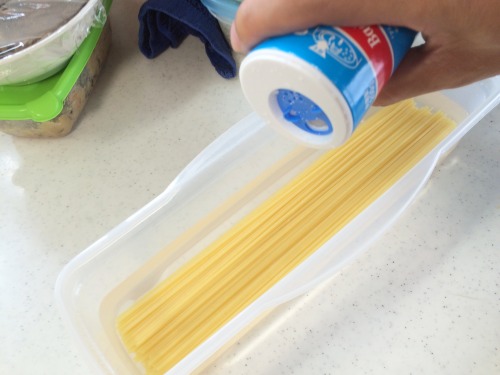 パスタに塩を入れる