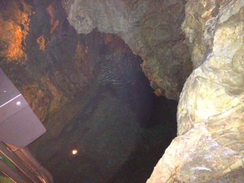 日本三大鍾乳洞の龍泉洞の地底湖
