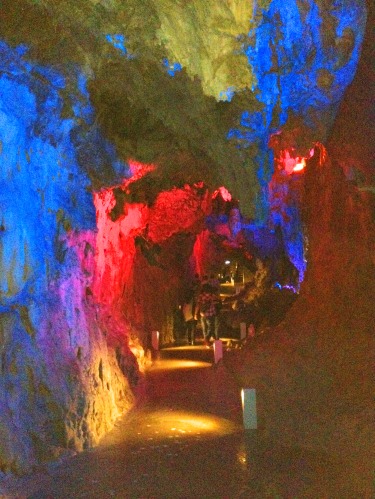 龍泉洞の洞内を彩るカラフルなLEDライト