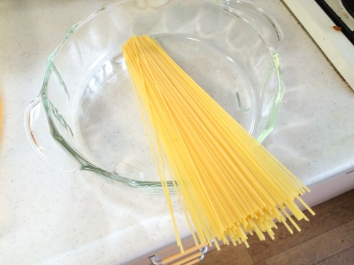 耐熱なべだとスパゲッティがはみ出すので、半分におる