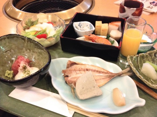 箱根小涌谷温泉 水の音の朝食も豪華