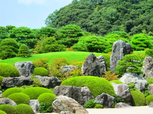 足立美術館の日本庭園にある岩の数々