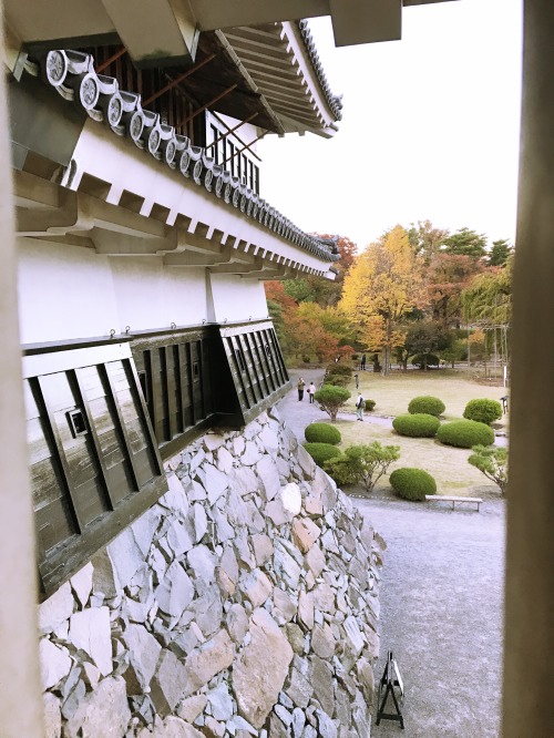 松本城の城内から外壁を見た様子