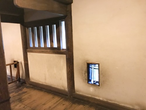 松本城の城内壁は、昔の生々しさを感じさせる