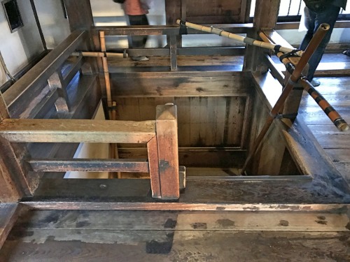 松本城の最上階の階段だけ折り返しになっていた