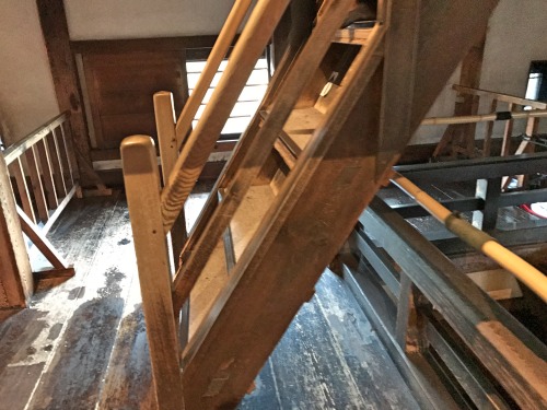 松本城の急な階段を横から見たところ