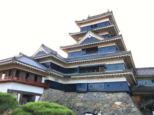 長野県松本市の国宝「松本城」の入り口側の姿