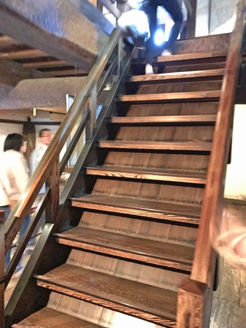 松本城の階段は非常に急