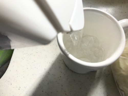 マグカップの3分の1程度、水を入れる