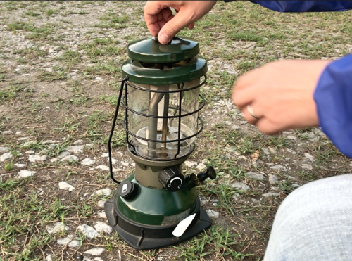 ホワイトガソリンランタンのトップネジを開ける