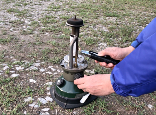 ホワイトガソリンにチャッカマンで炎を当てつつバルブを緩める