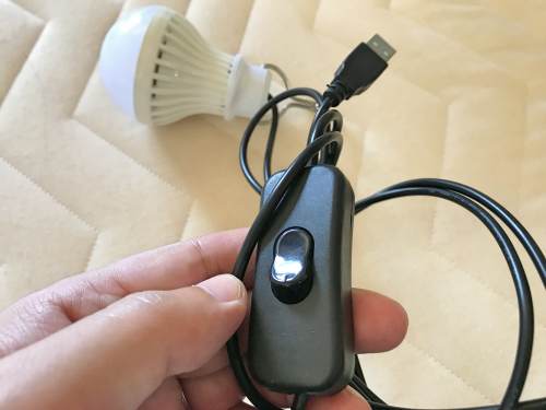 USBのLED電球には電源スイッチも付いている