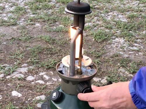 ホワイトガソリンランタンの炎が落ち着く