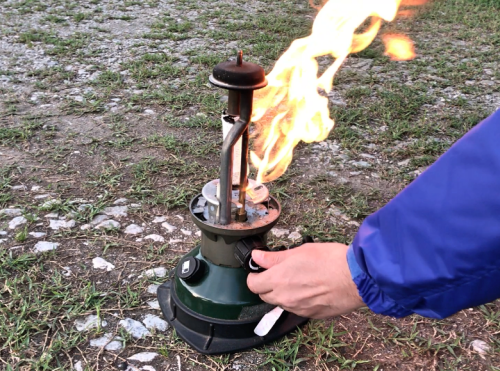 ホワイトガソリンランタンから大きな炎が上がる